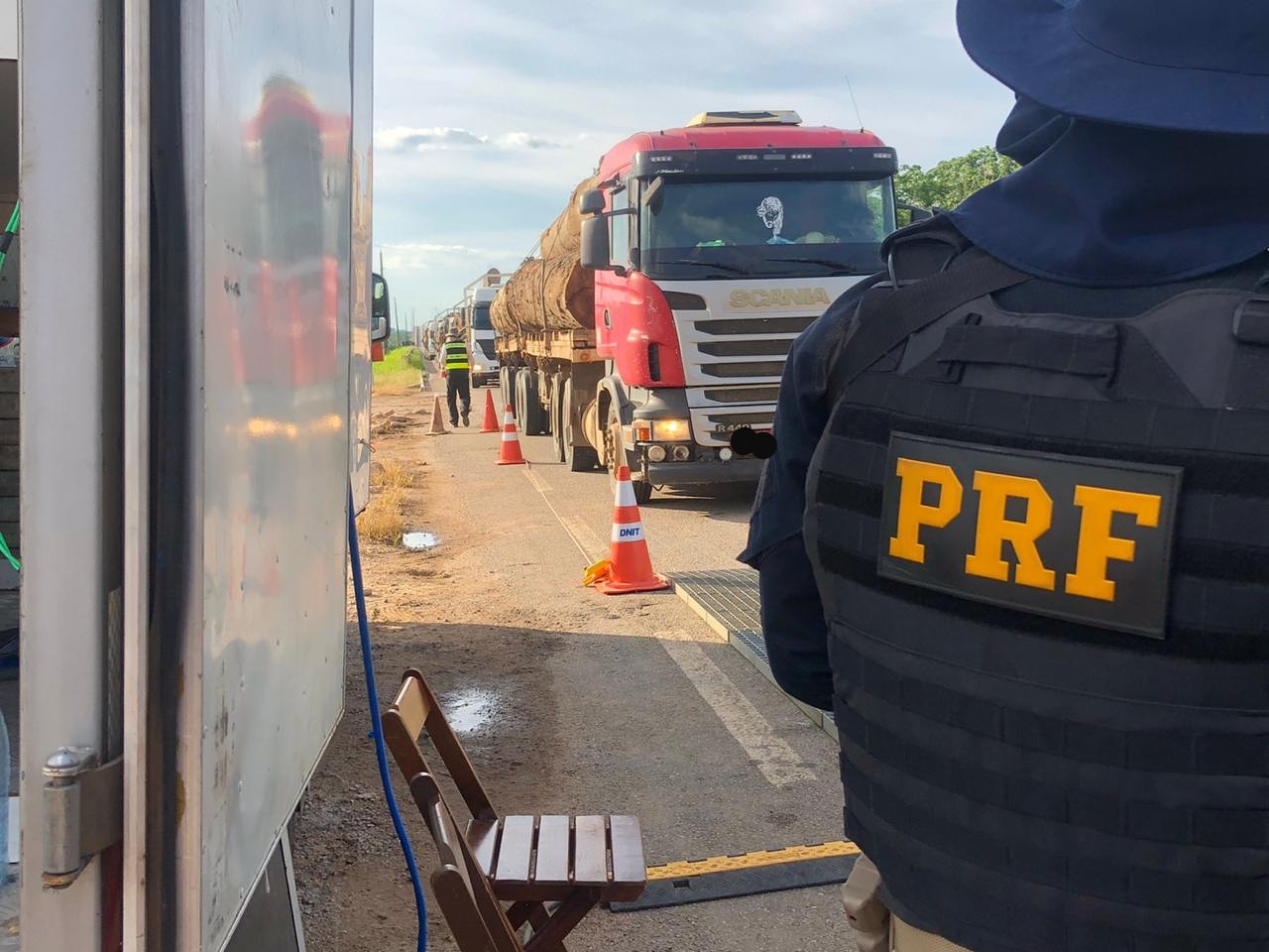 PRF e DNIT executam Operação Excesso de Peso em rodovia federal no Acre