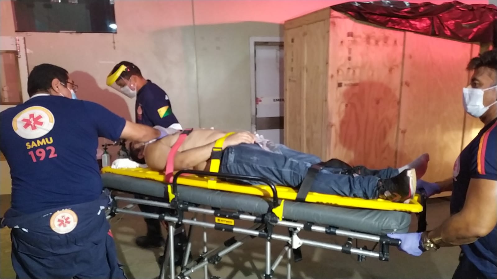Motoboy fica em estado grave após colidir com carro na contramão, na Vila Ivonete