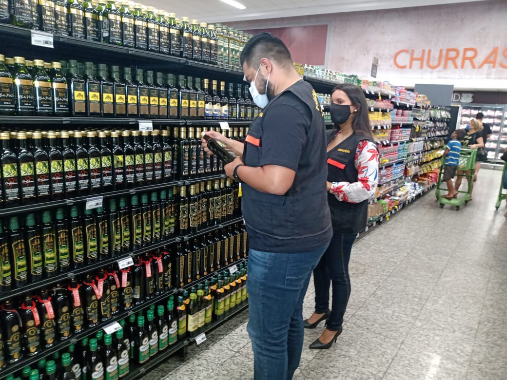 Procon fiscaliza venda de azeite adulterado em supermercados de Rio Branco