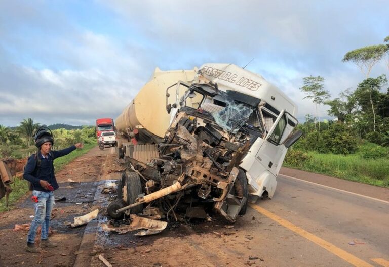 Acidente entre caminhão-tanque que saiu do AC e carro toureiro deixa um ferido na BR-364