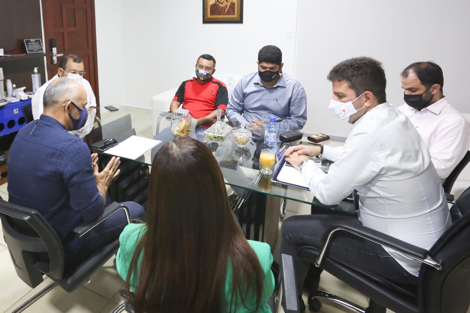 Gladson substitui carros oficiais por táxi e app para deslocamento dos servidores