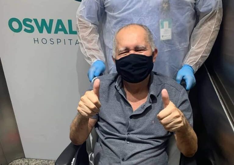 Curado do coronavírus, pastor Luiz Gonzaga recebe alta de hospital em São Paulo
