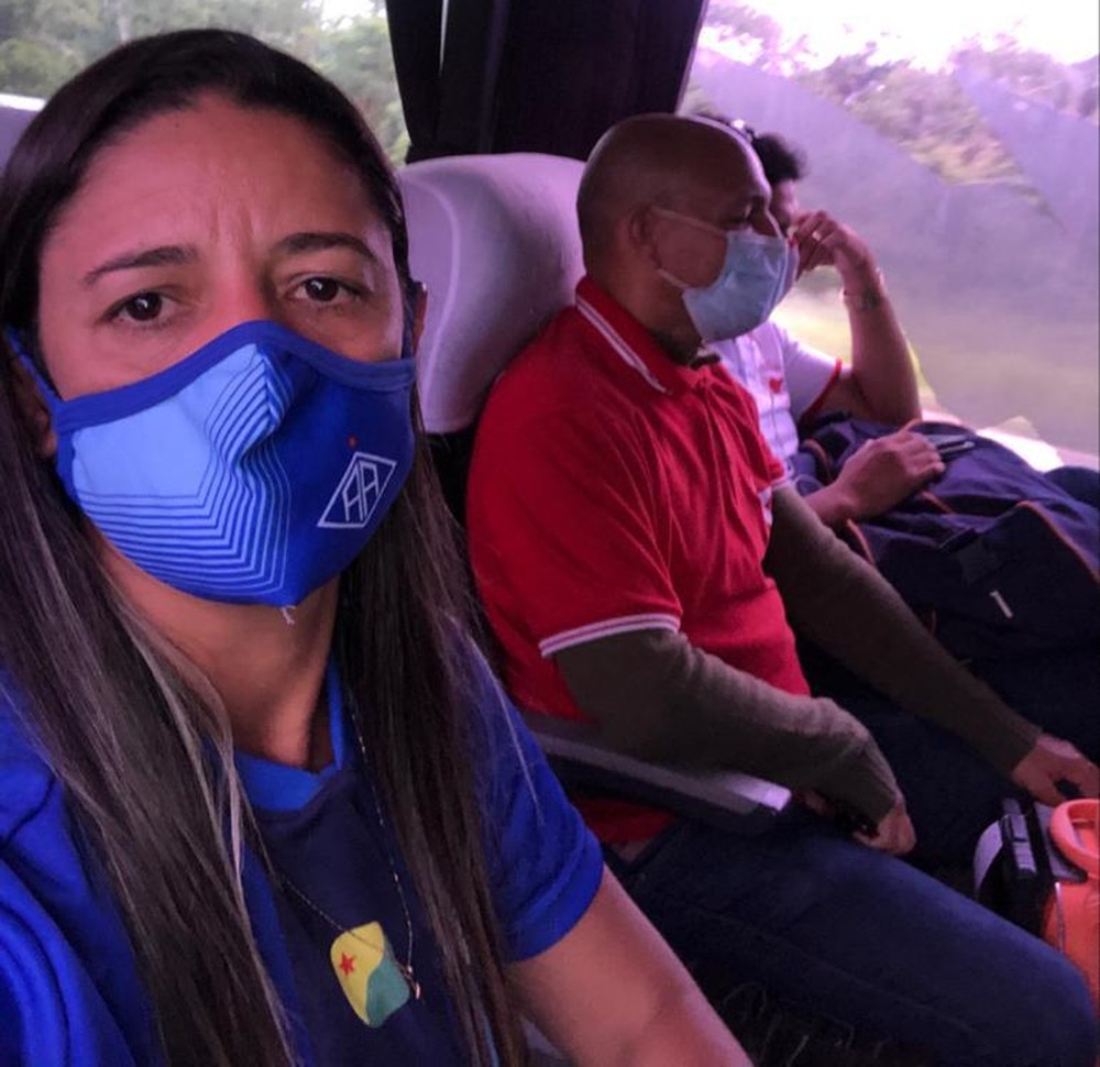 Delegação do Atlético-AC feminino pega carona com Rio Branco-AC após desembarcar no Acre