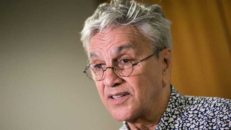 Caetano Veloso retorna às lives para especial de fim de ano com espírito natalino