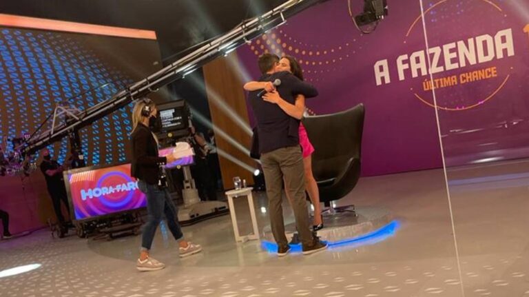 A Fazenda: acreana Raissa se desespera, chora e gravação de Hora do Faro é interrompida