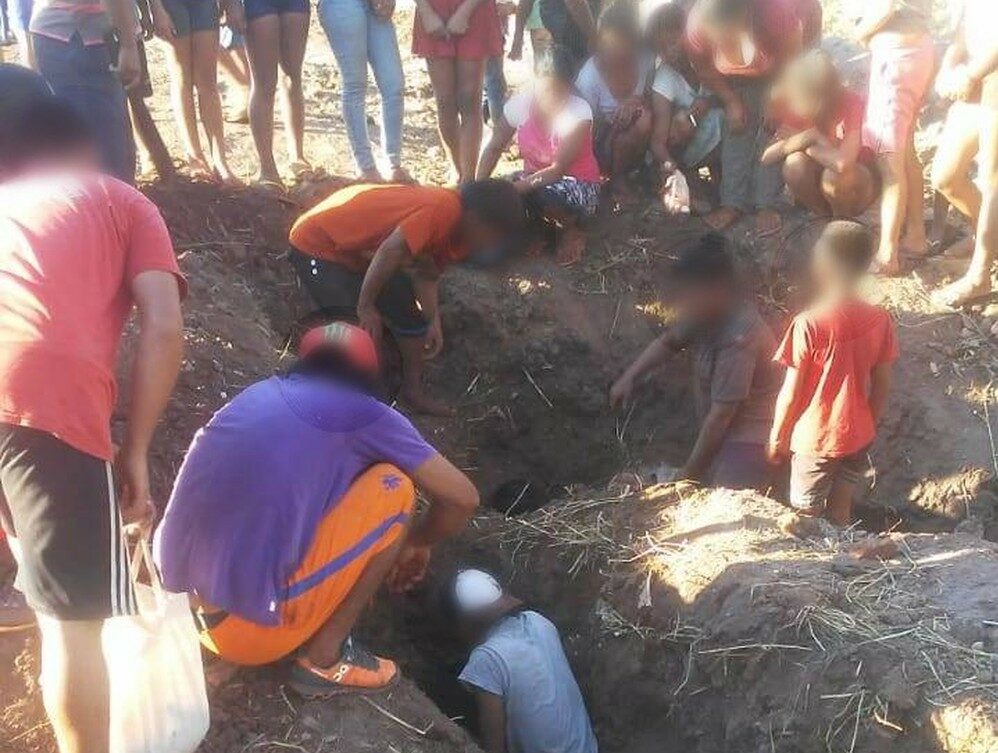 Sem ter o que comer, moradores cavam para pegar 1,2 mil caixas de frango descartadas por órgão sanitário