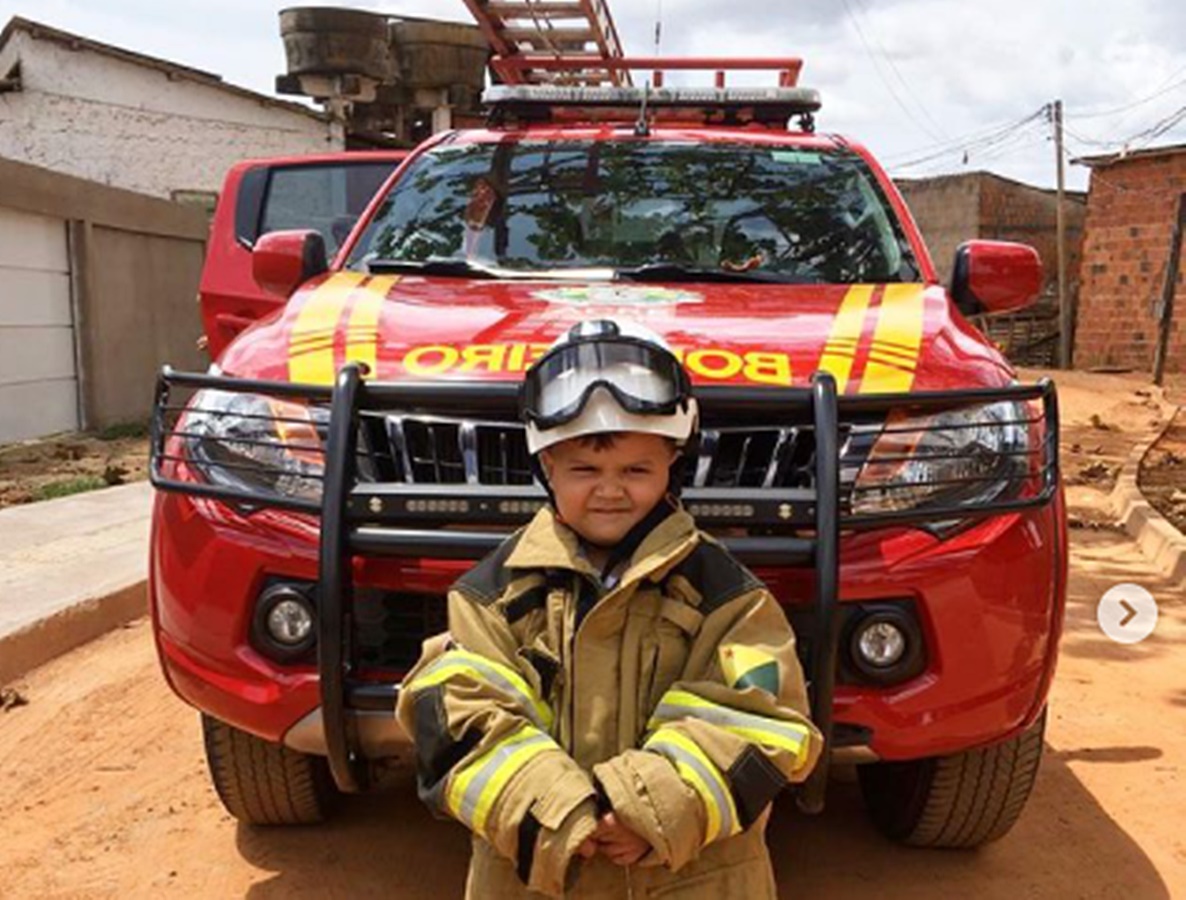 Criança que sonha em ser bombeiro tira foto com agentes no AC e ganha passeio
