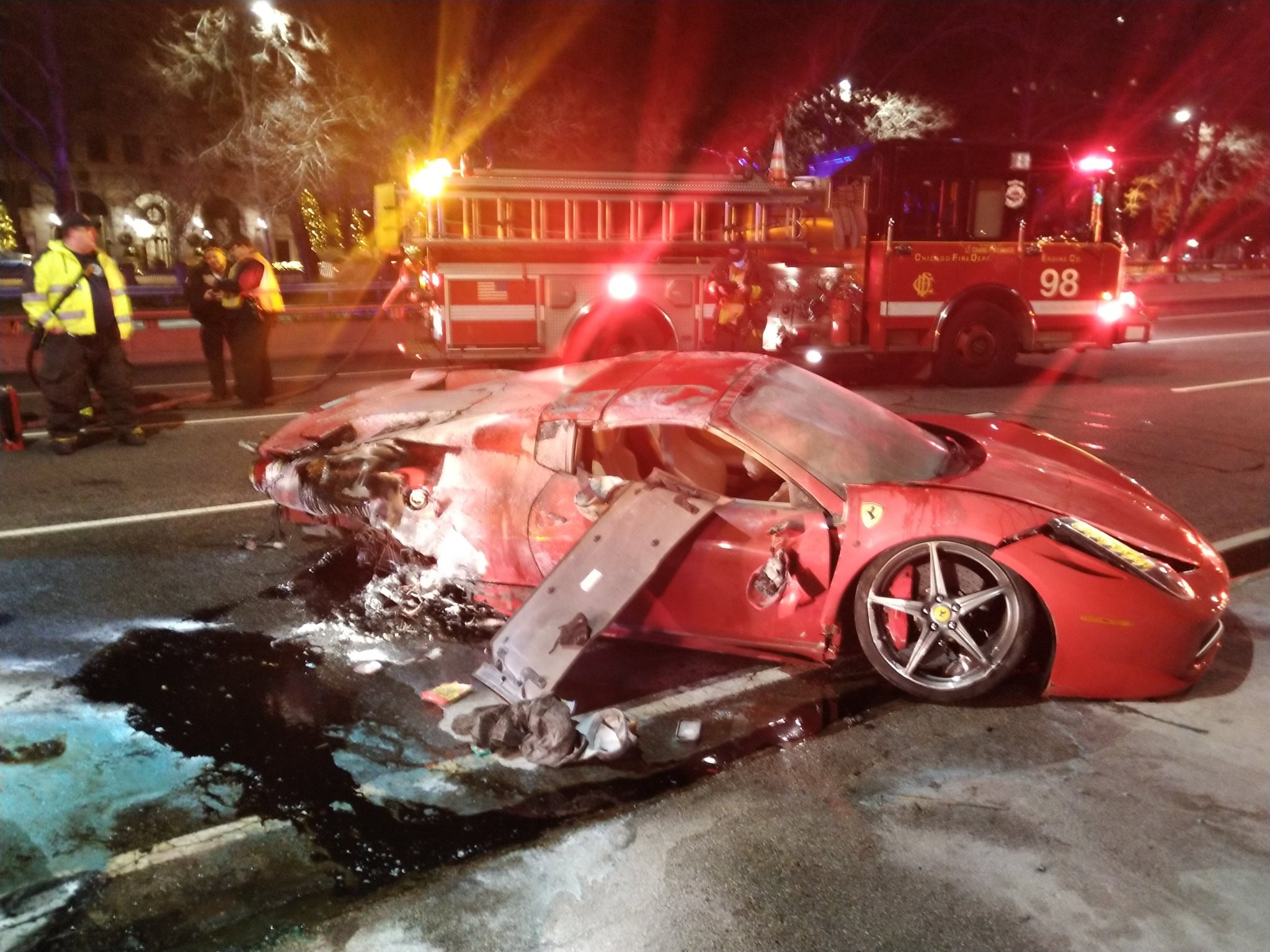 Jovens capotam e destroem Ferrari duas horas após alugá-la