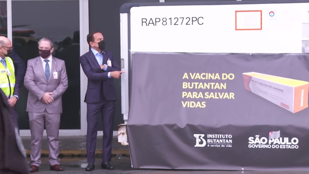 Lote com primeiras 120 mil doses da vacina CoronaVac chega a SP trazido da China