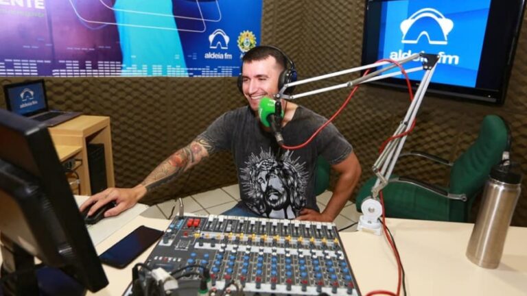 Radialista que bateu em carreta sofreu traumatismo craniano e está em coma