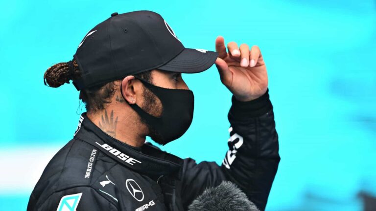 Com dobradinha da Mercedes, Hamilton lidera o 1º treino livre