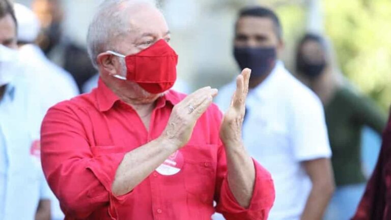 Ex-presidentes Lula e Michel Temer votam na manhã deste domingo