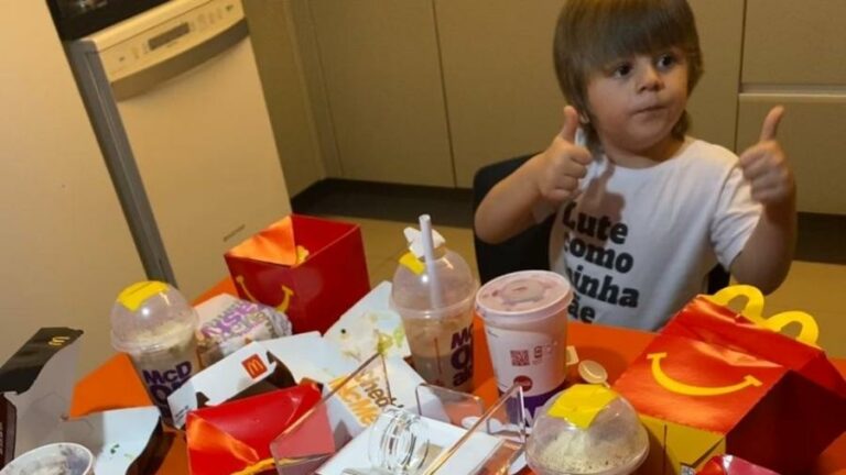 Menino de 3 anos faz pedido de R$ 400 no McDonald’s pelo celular da mãe