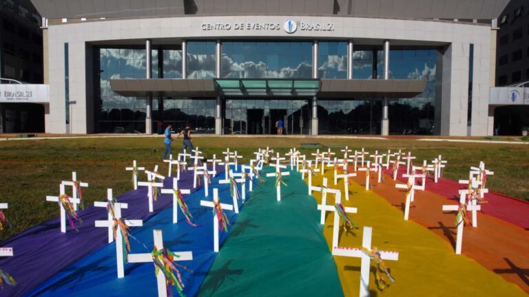 Senado aprova aumento da pena para crime motivado por racismo e homofobia