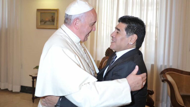 Vaticano diz que papa rezou por Maradona e relembrou encontros com o craque
