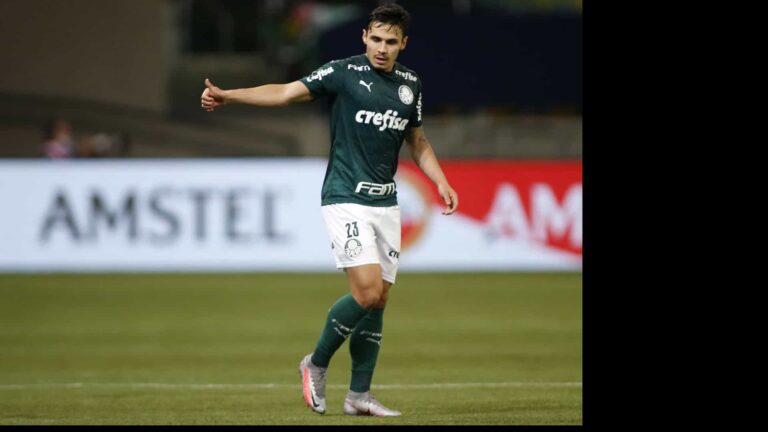 Raphael Veiga vive temporada com mais gols na carreira no Palmeiras