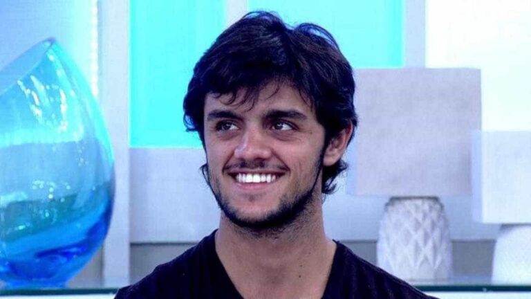 Felipe Simas ajuda menino autista em crise, e mãe publica relato