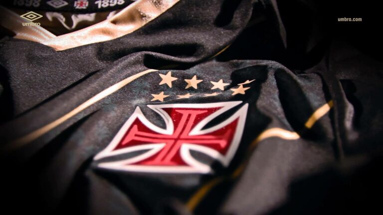 Vasco inicia mudança de troféus, e foto com taças empilhadas em veículo na rua viraliza; veja