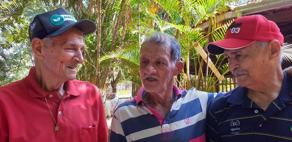 Após 70 anos, idoso que perdeu trem durante viagem com a família reencontra irmão