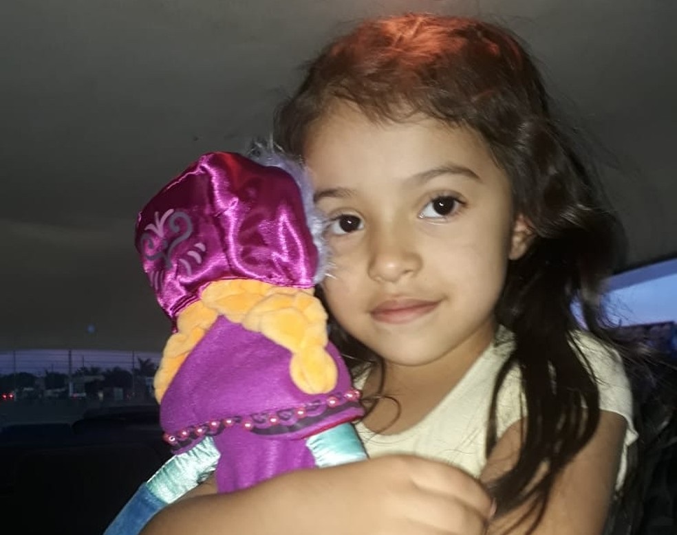 Menina de 6 anos tem parte do nariz arrancado por tiro de fuzil