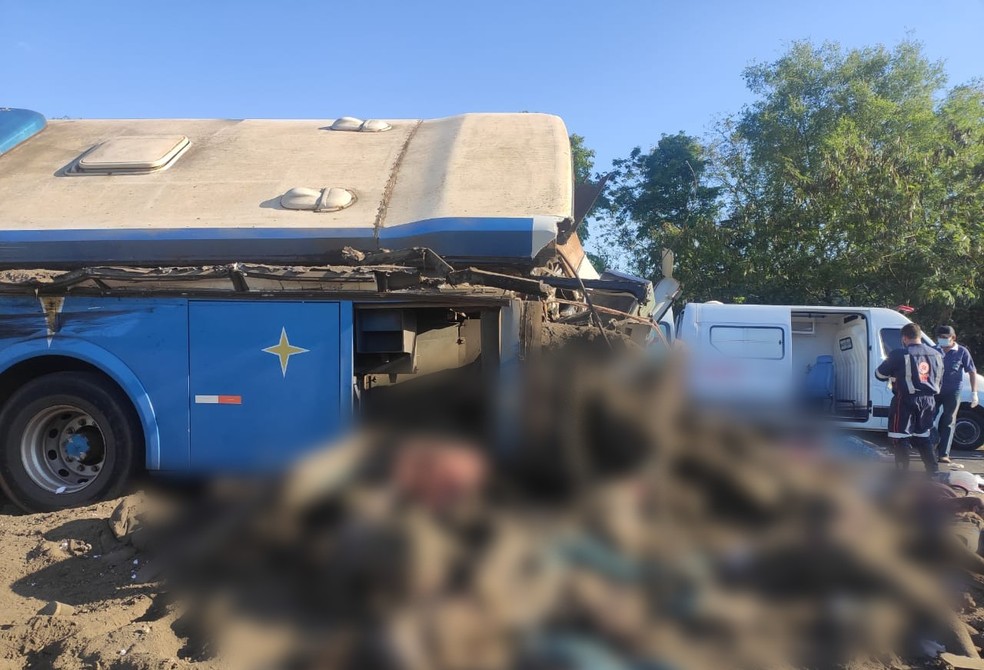 Acidente entre ônibus e caminhão provoca 22 mortes em rodovia