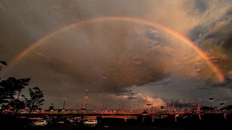 Arco-íris atravessa e colore o céu de Rio Branco