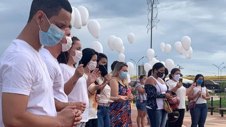 Colegas soltam balões brancos em homenagem à técnica de enfermagem vítima da covid-19