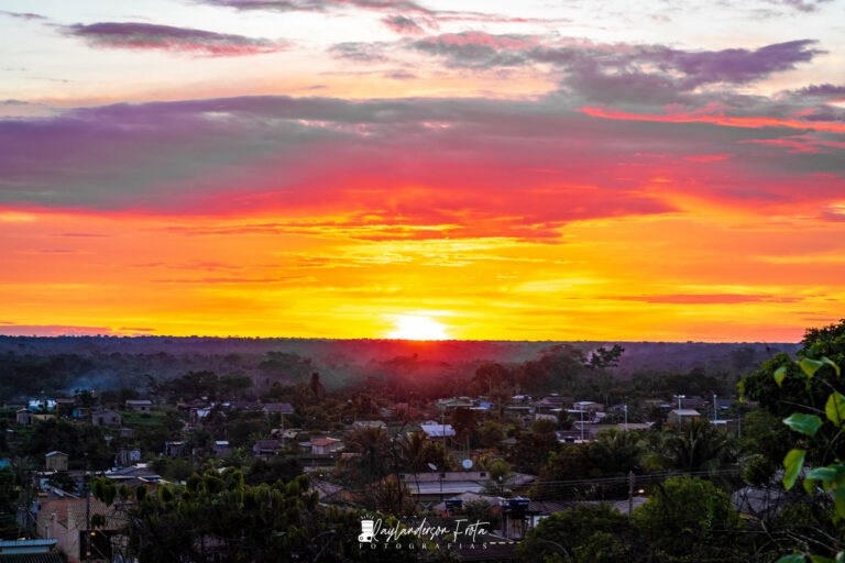 O sol se pondo na fronteira do AC com a Bolívia