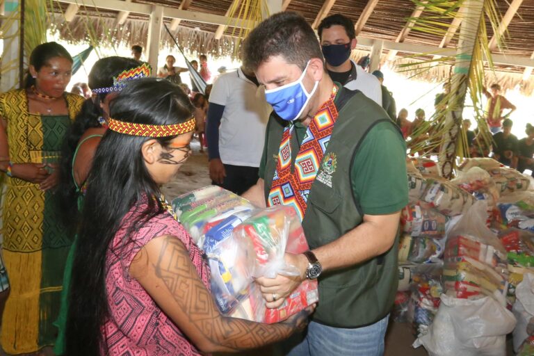 Governo do Acre entrega cestas básicas em aldeia indígena do Jordão
