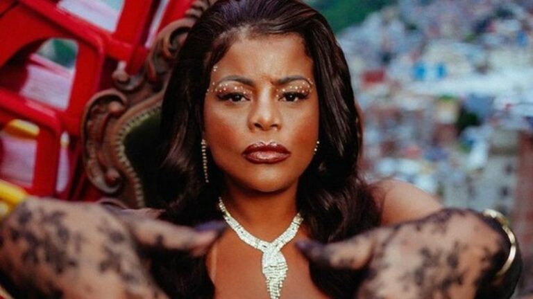 Tati Quebra Barraco tira sarro de internauta que alfinetou sua foto de biquíni