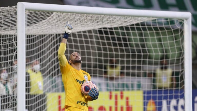 Acreano Weverton iguala marca de Oberdan e entra no top 10 de goleiros