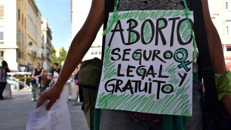 Em decisão histórica, Argentina aprova direito de mulher decidir sobre aborto