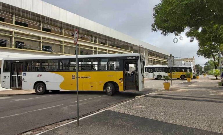 Em protesto, motoristas estacionam ônibus e fecham rua em frente à Prefeitura 