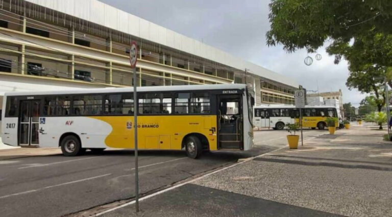 Motoristas de ônibus voltam a protestar e fecham ruas no Centro de Rio Branco