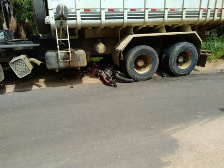 Moto vai parar embaixo de caminhão durante acidente em Cruzeiro do Sul