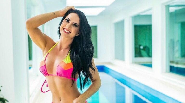 Mulher do Zezé posta foto com biquíni minúsculo e parte íntima à mostra