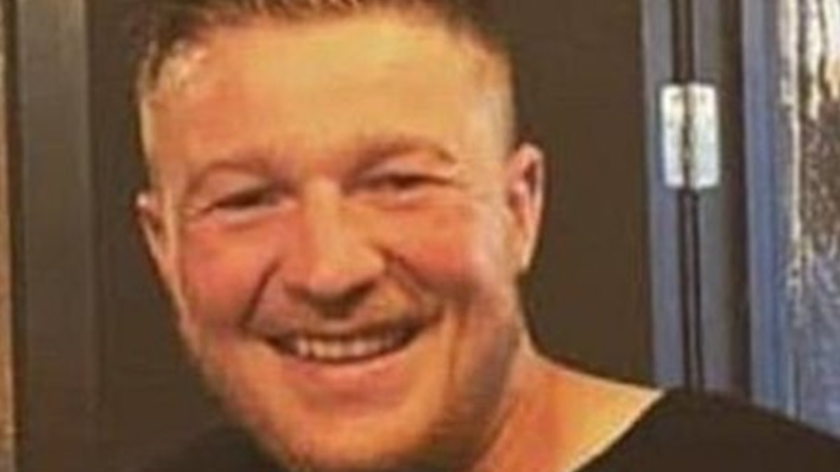 Homem é jogado de barco por amigos, prende a perna em hélice e morre