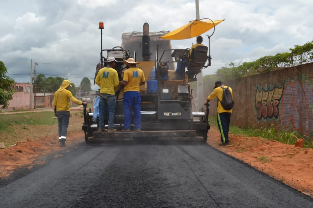 Governo pavimenta mais 900 metros de ciclovia no entorno das obras do Igarapé Fundo