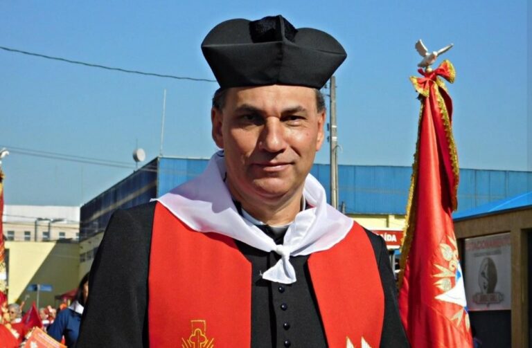 Padre que morreu com Covid-19 planejava missa para queimar máscaras
