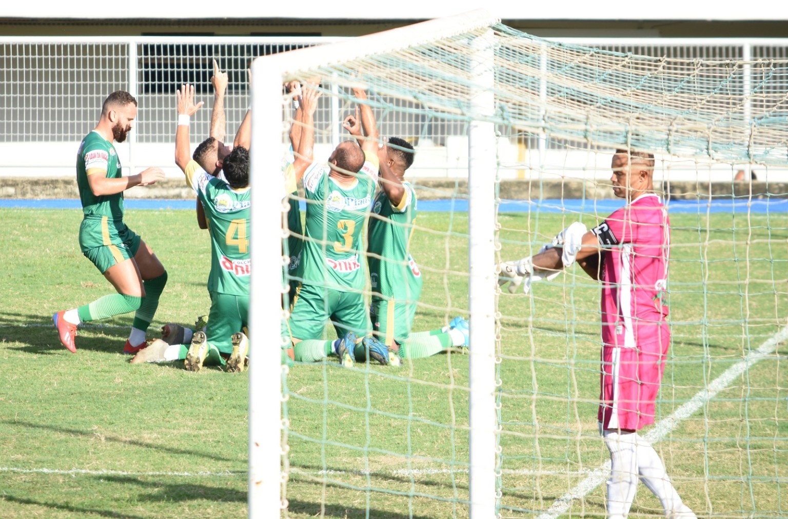 Goleiro Bruno falha, Rio Branco perde e fica longe das oitavas