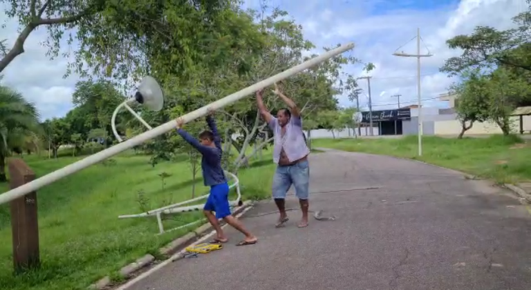 Espírito natalino: morador retira poste de luz derrubado há cinco dias no Tucumã