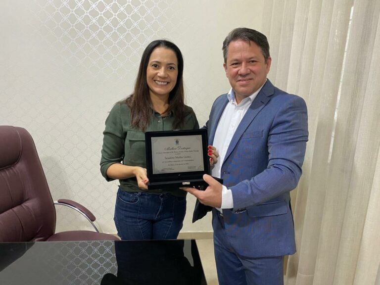 Senadora Mailza recebe prêmio Mulher Destaque 2020 em Rio Branco