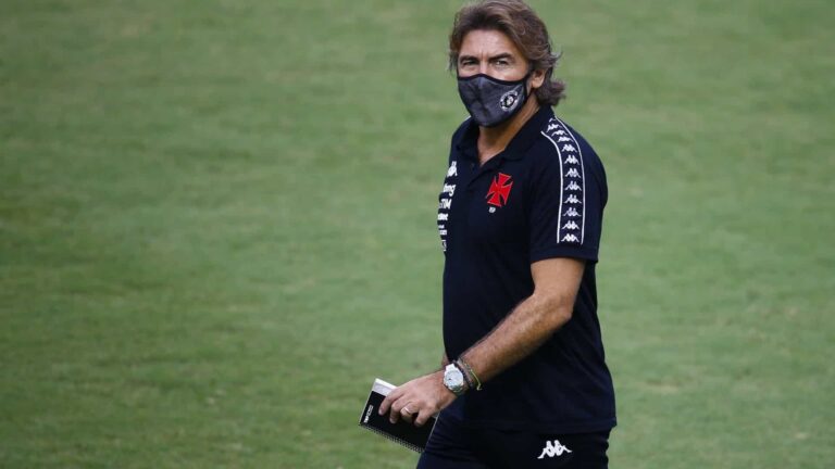 Torcida invade treino do Vasco, cobra técnico e clube lamenta