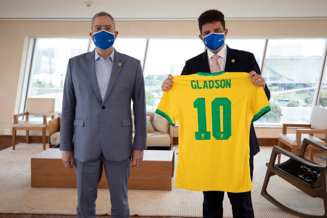 Presidente da CBF presenteia Gladson com camisa personalizada