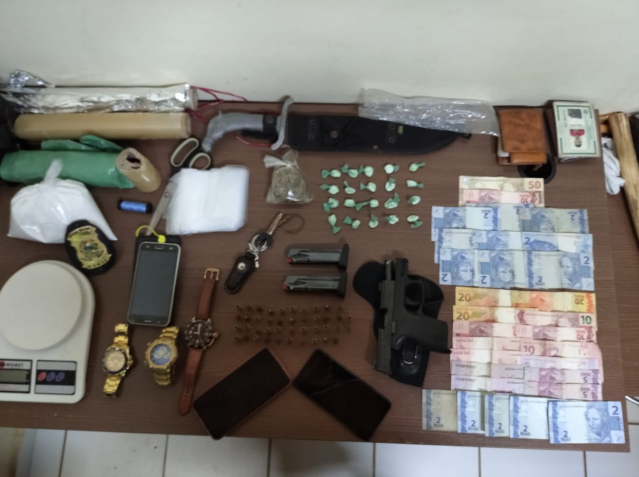 Dois são presos em flagrante por trafico de drogas e polícia apreende arma no Baixa Verde