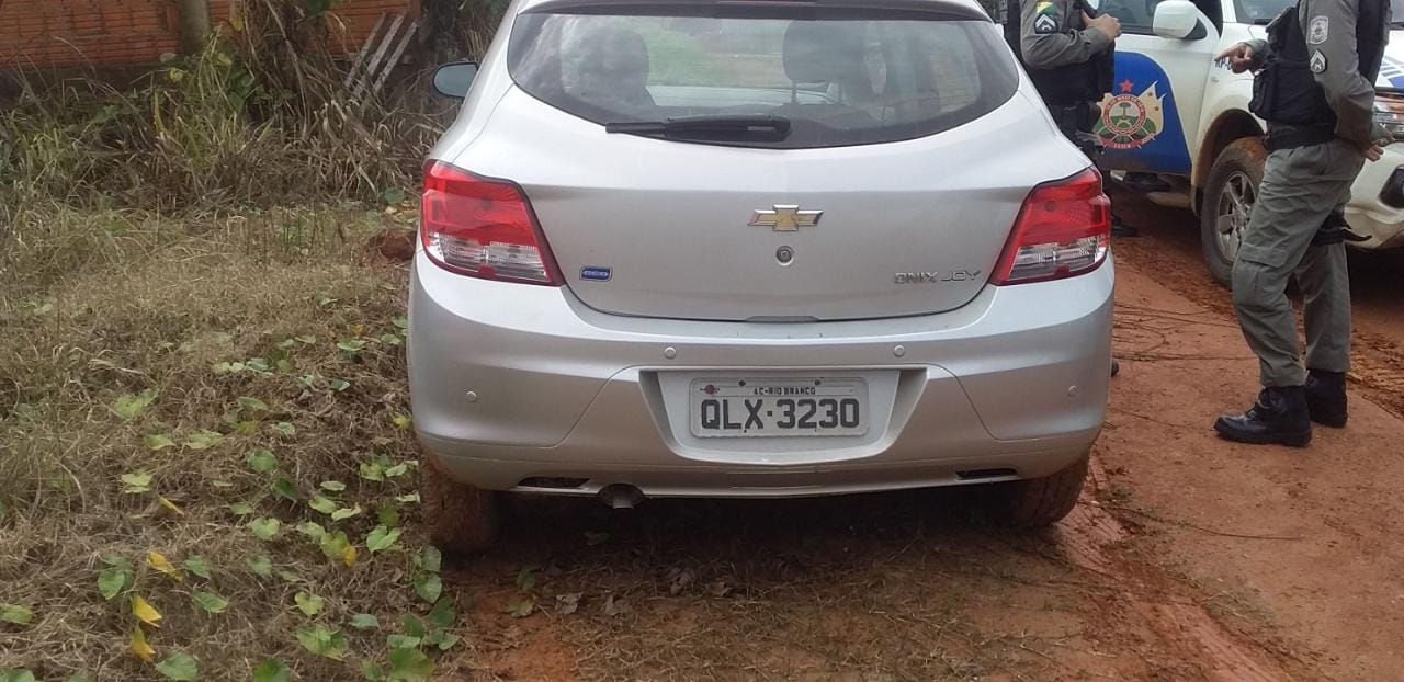 Polícia encontra carro roubado por assaltantes durante a madrugada no Lar Ester