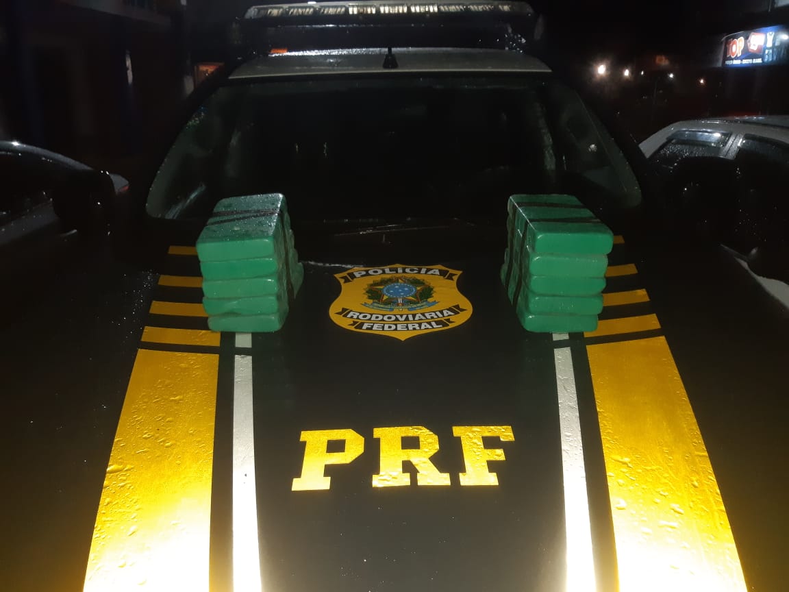 PRF apreende 27 Kg de cocaína, 3 veículos e prende 4 pessoas no Acre