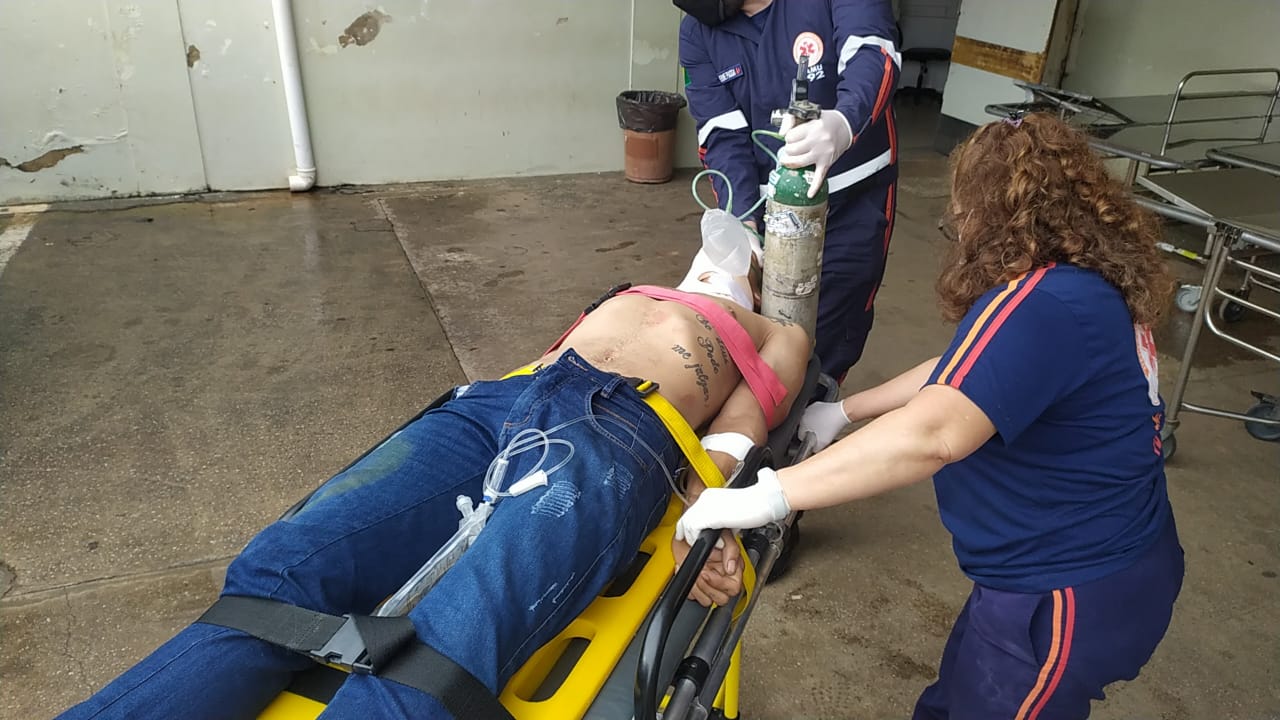 Criminosos fazem família refém e atiram contra jovem que pode ficar paraplégico