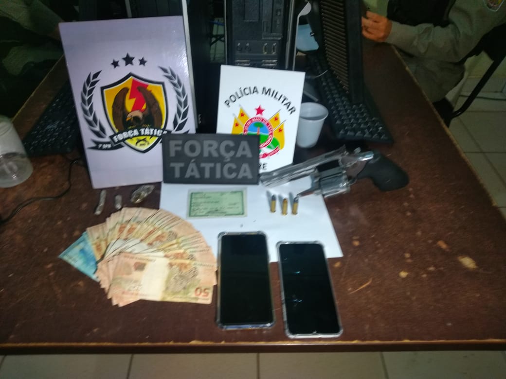 Polícia prende homem que cortou tornozeleira com arma, dinheiro e barras de maconha