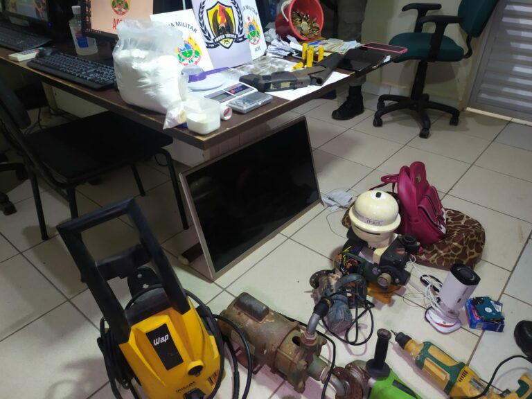 Seis pessoas são detidas com drogas, dinheiro e objetos furtados em Rio Branco